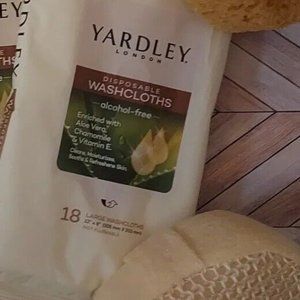 LOT OF 18 Disposable Washcloths Yardley London Aloe Vera Chamomile Vitamin E NEW
